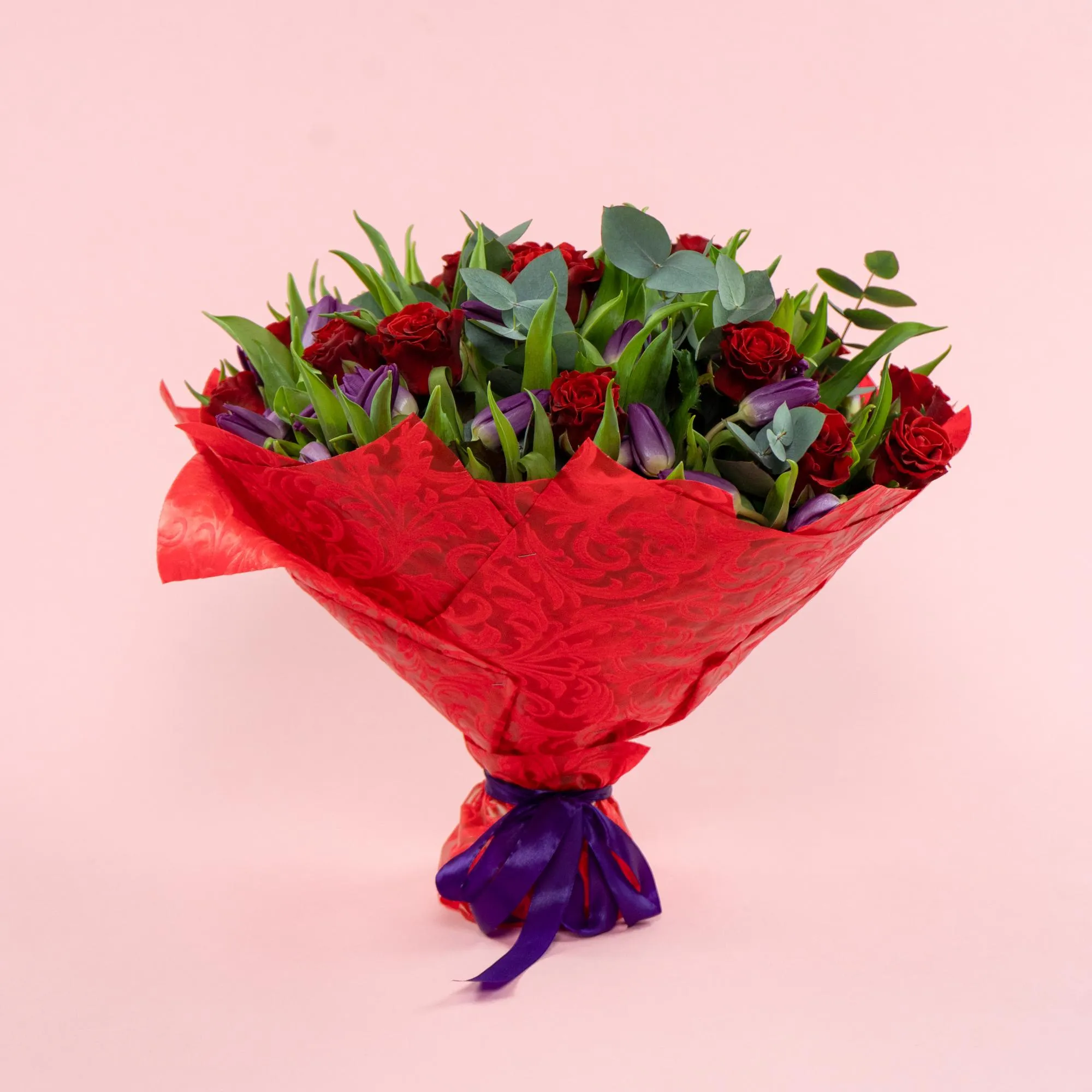 Букет из 20 роз и тюльпанов