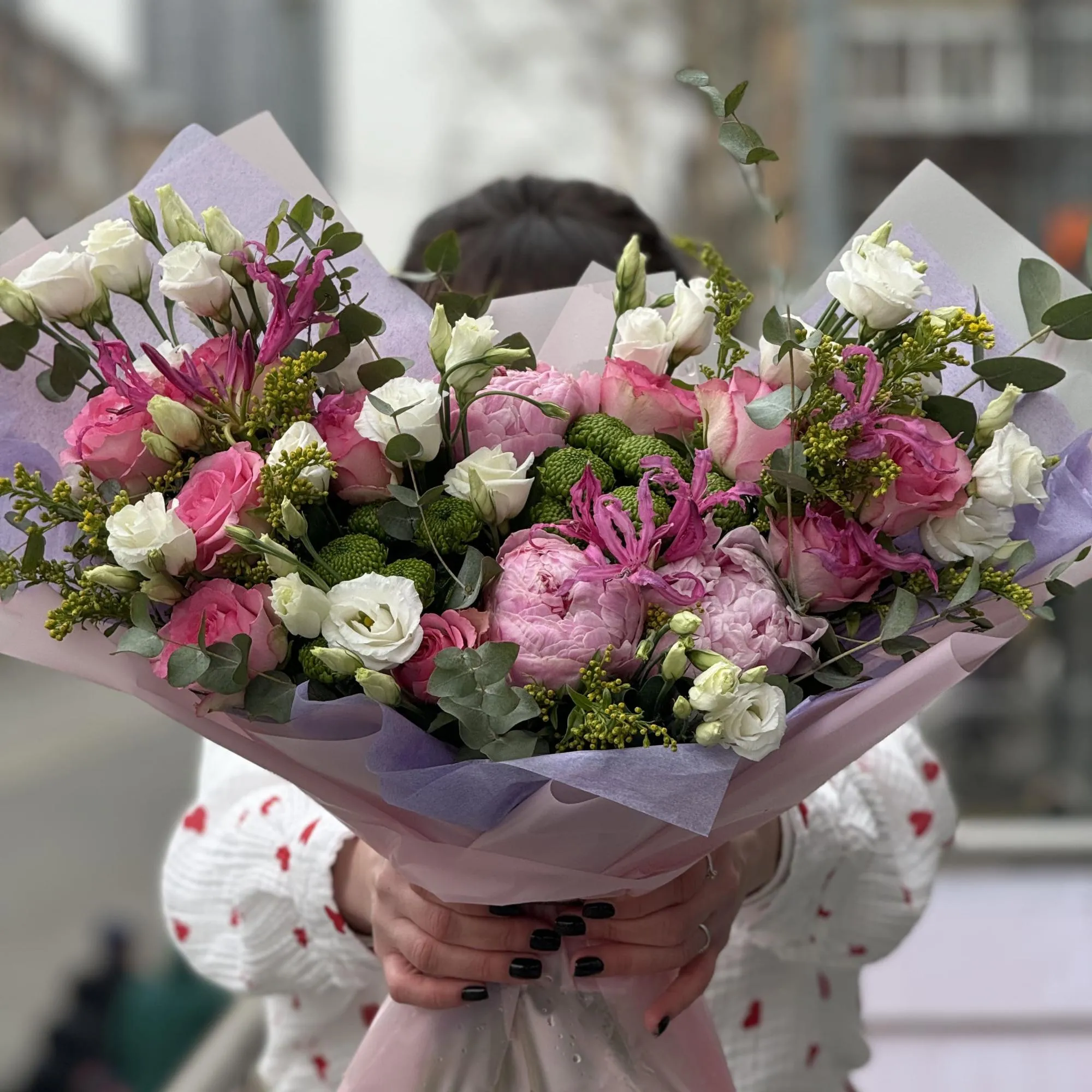 Букет из хризантем, эустомы и роз