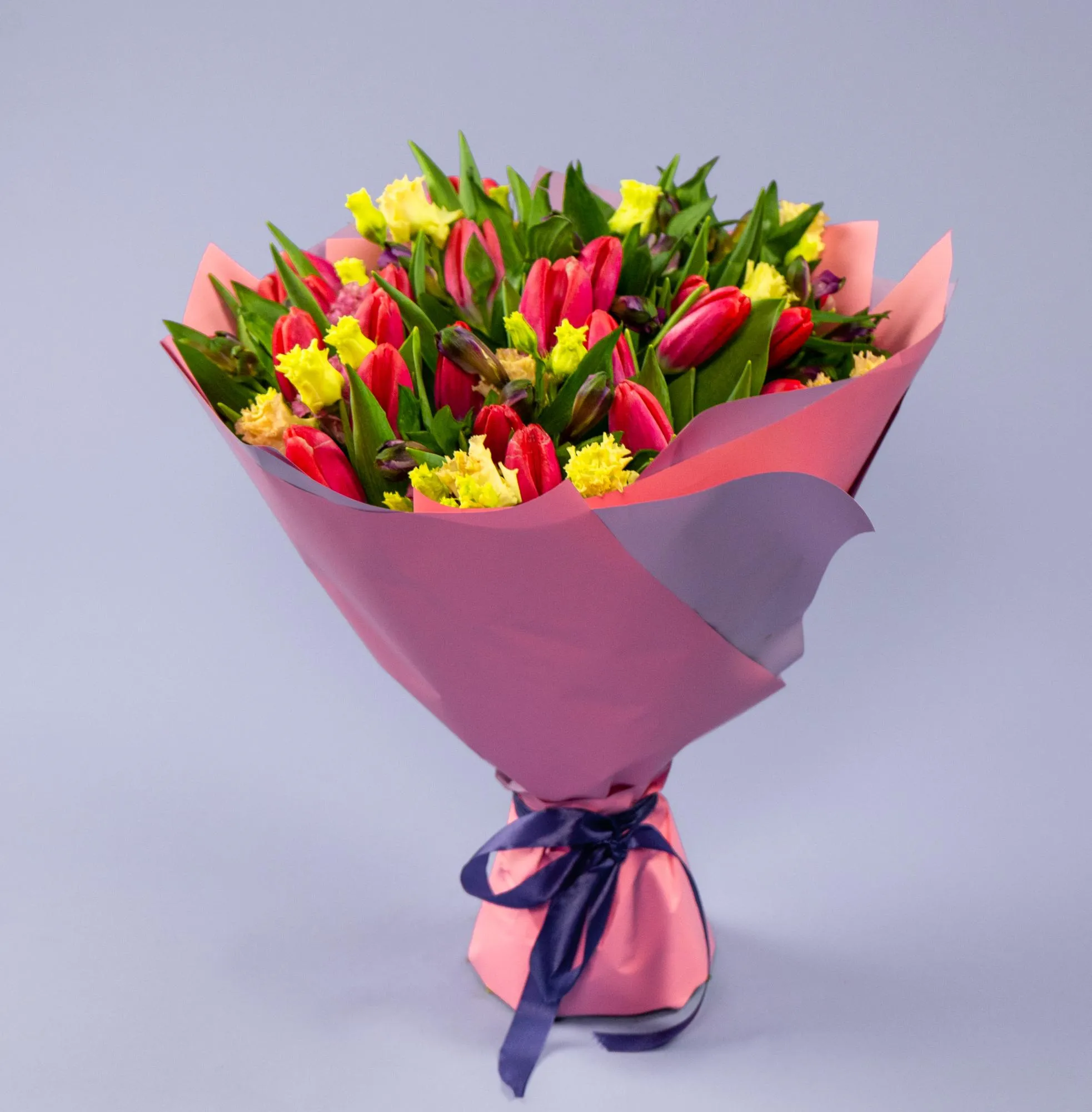 Букет из 30 тюльпанов и альстромерий