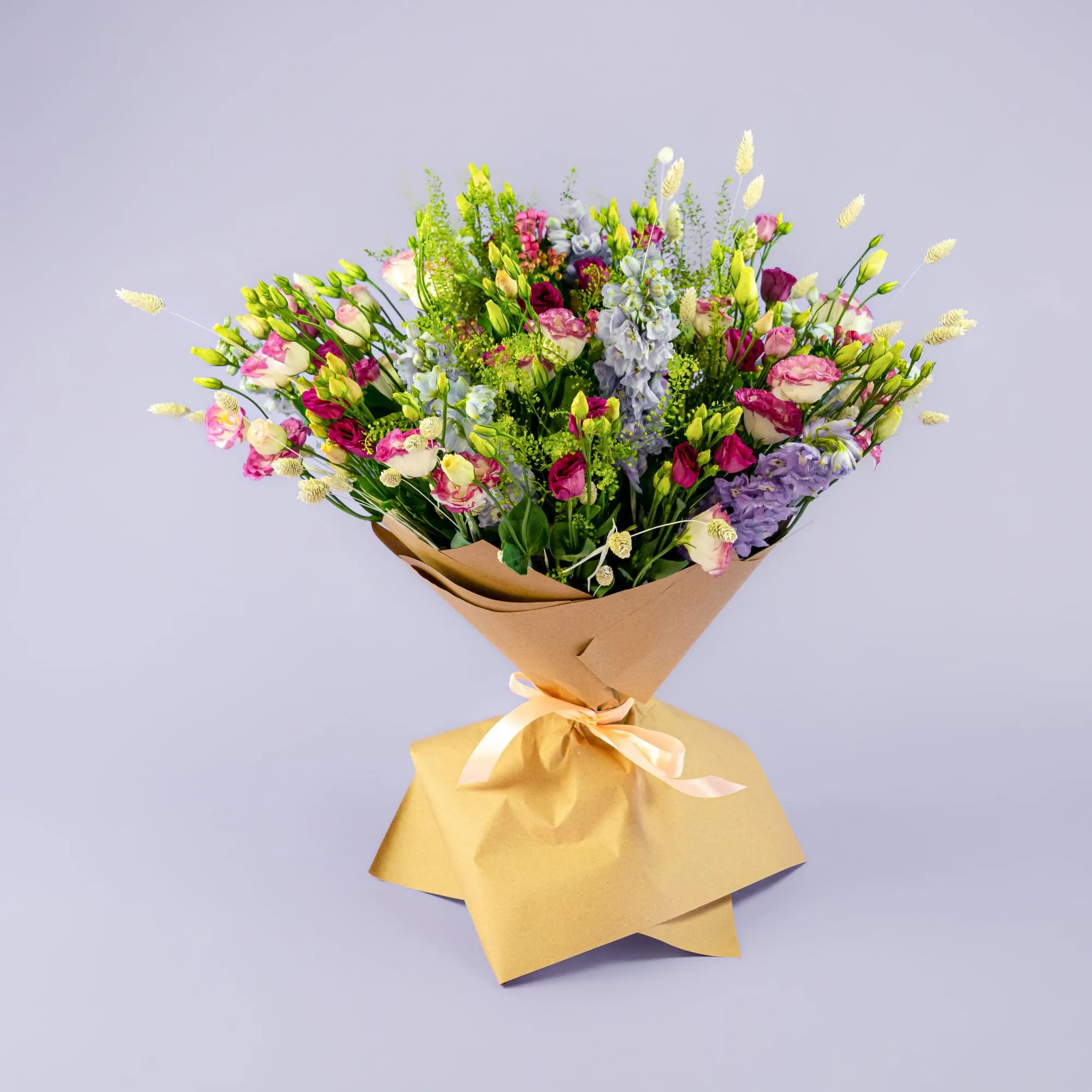 Букет из эустом и дельфиниумов