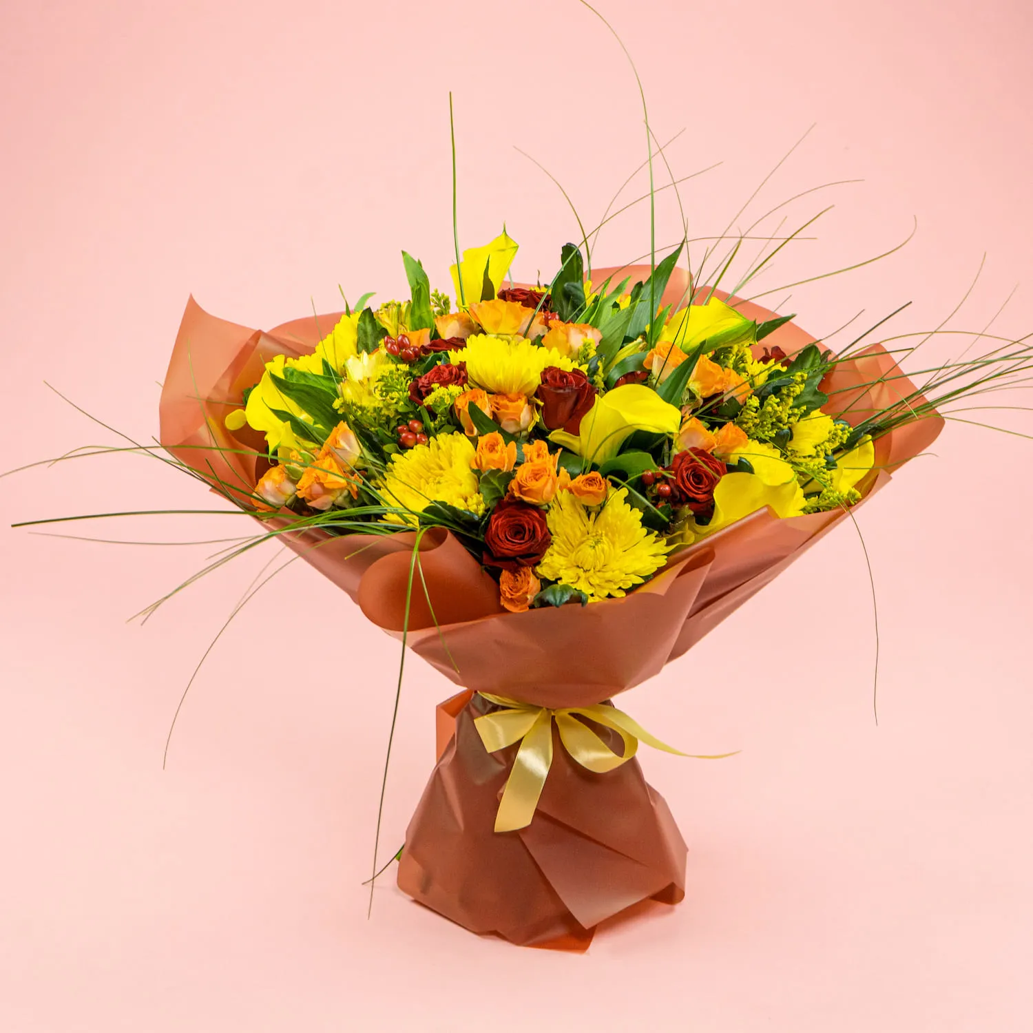 Букет из роз микс, хризантем и калл