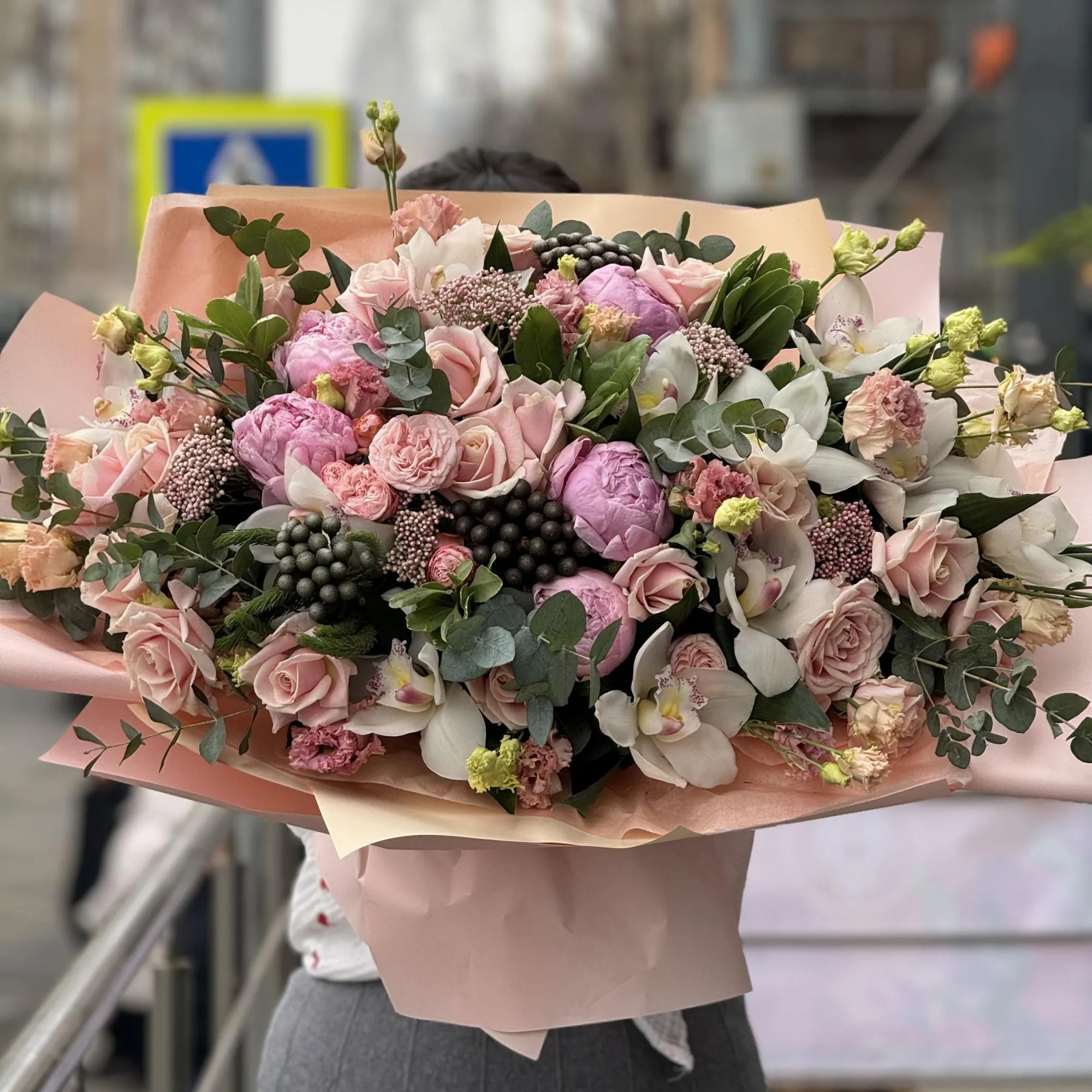 Букет из эустомы, пион и аспидистра