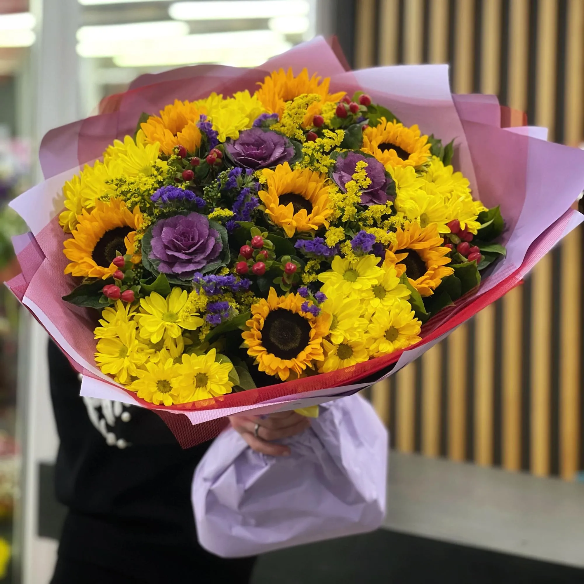 Букет из хризантем, подсолнуха и гиперикума