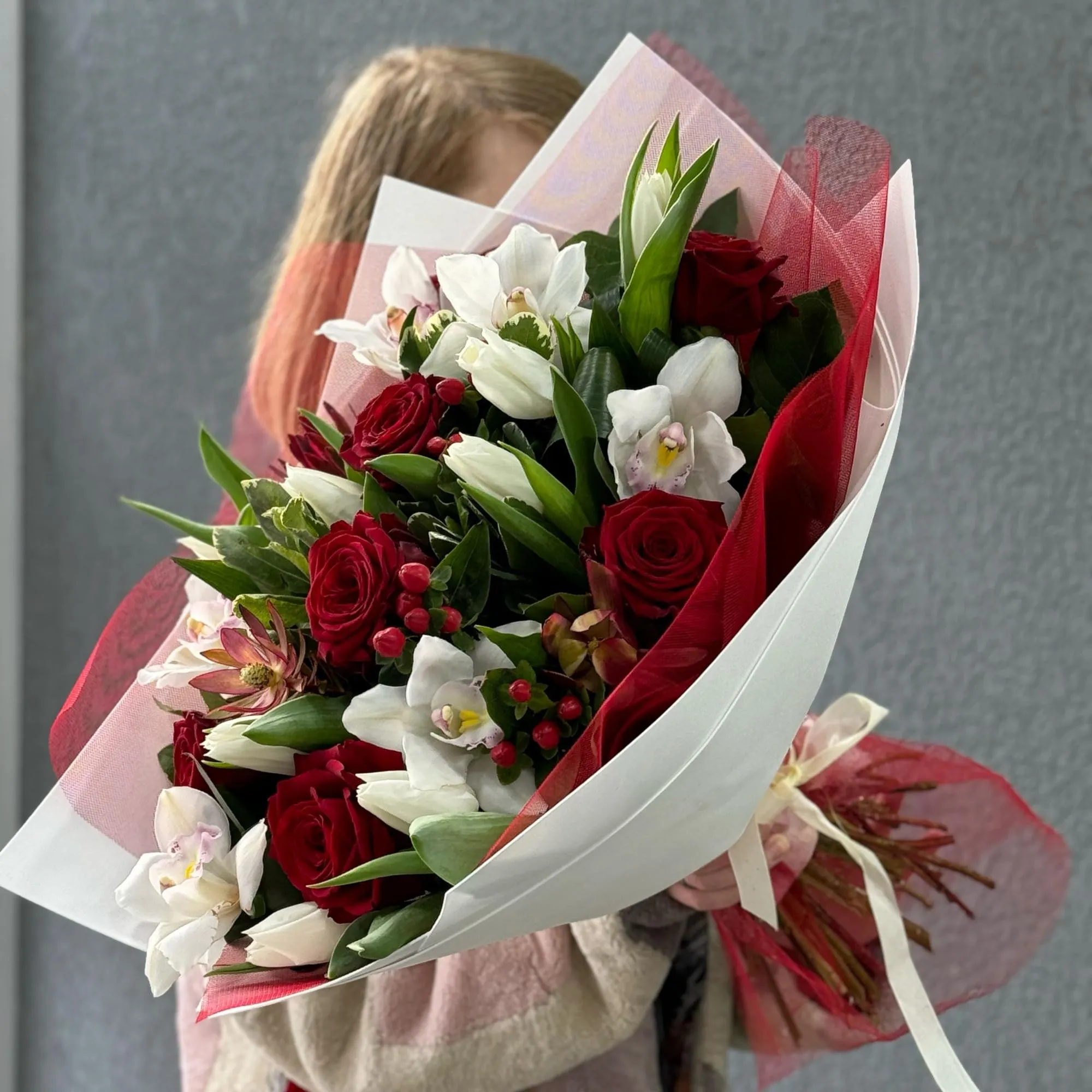 Букет из роз, тюльпанов и гиперикума