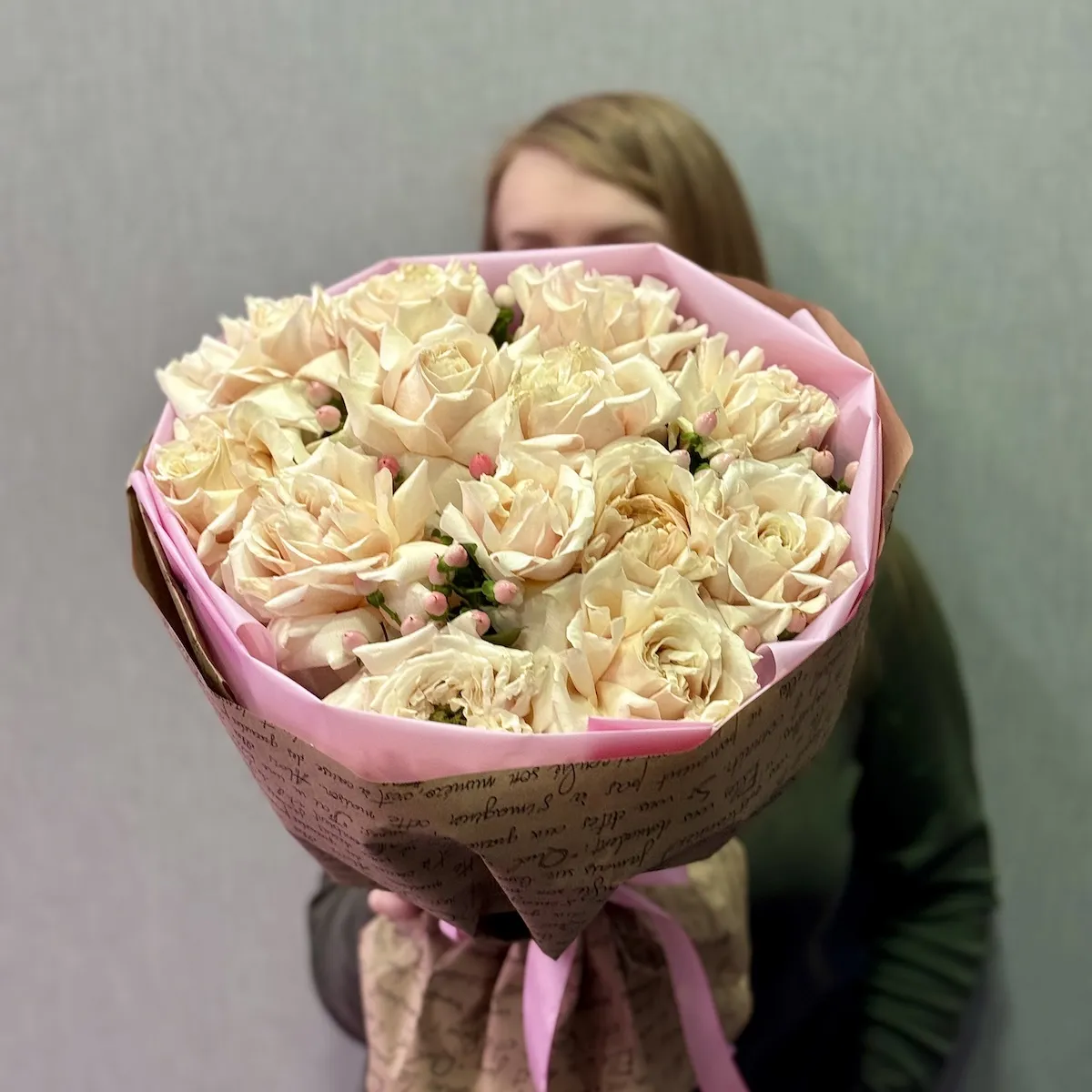 Букет из роз эквадор и гиперикумов