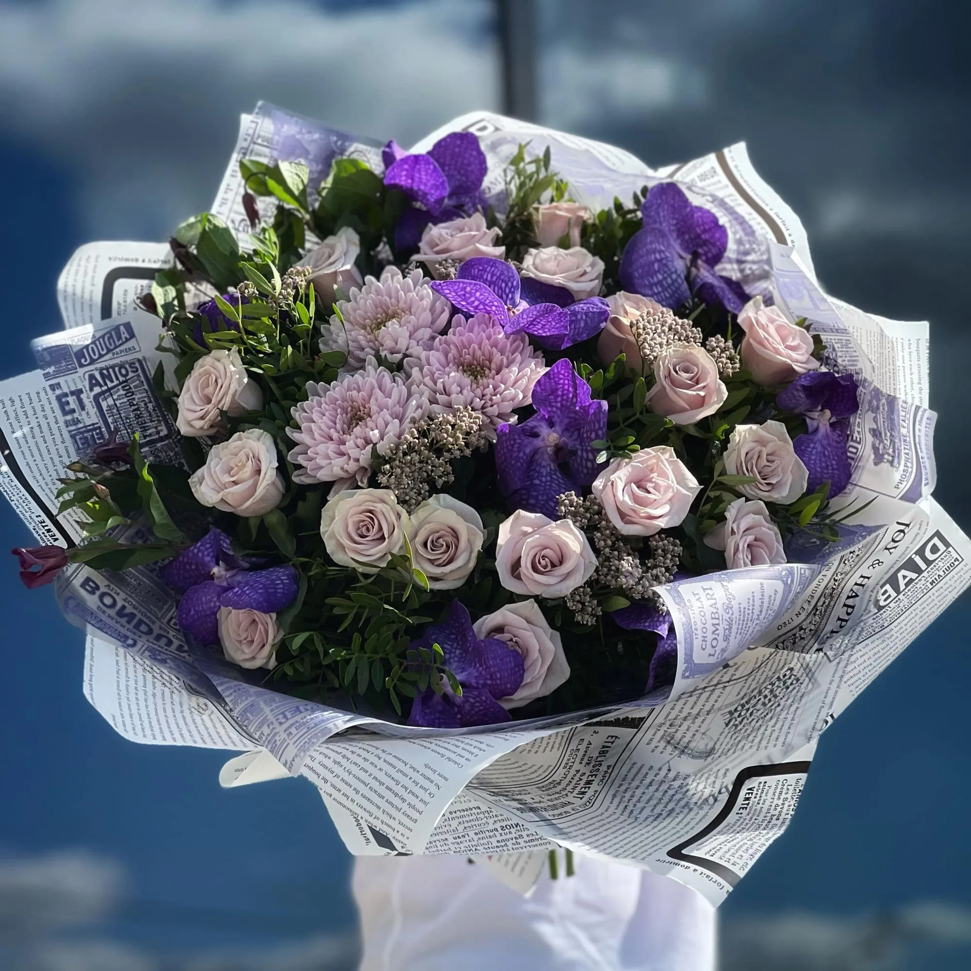 Букет из роз, хризантем и ахилея