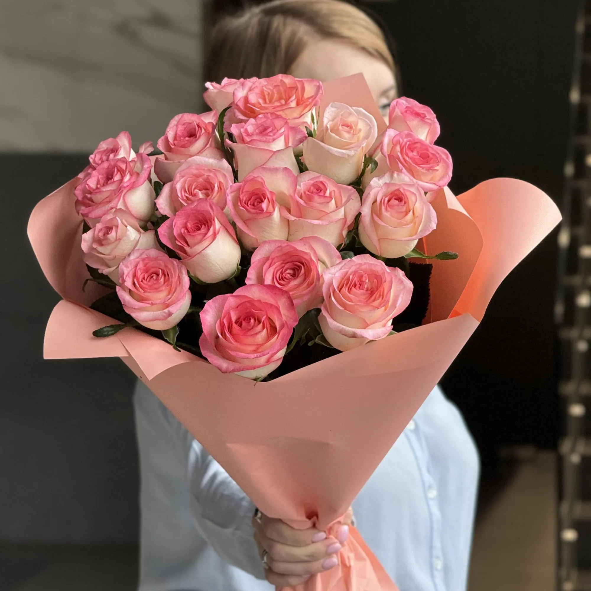 Букет из 19 розово-белых роз (70 см)