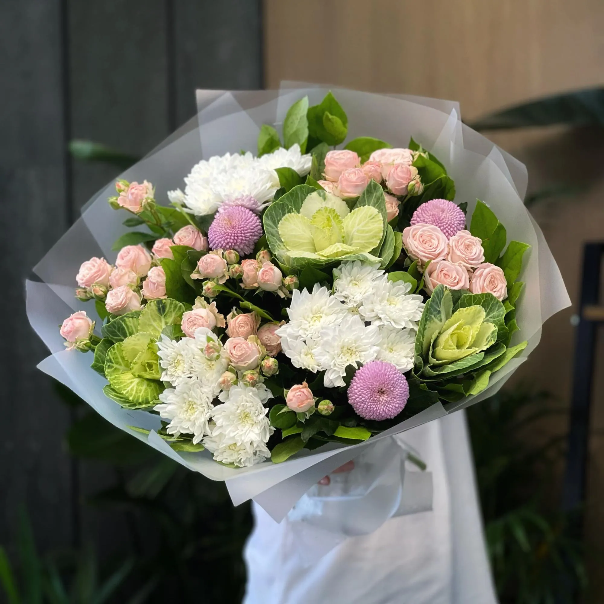 Букет из хризантем, роз и брасики