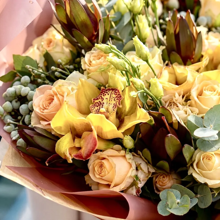 Букет из гвоздик и хризантем