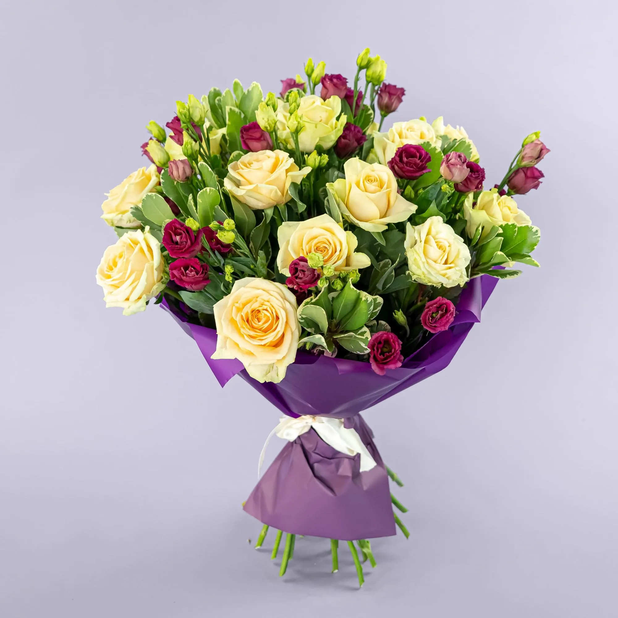 Букет из эустом и 15 кремовых роз