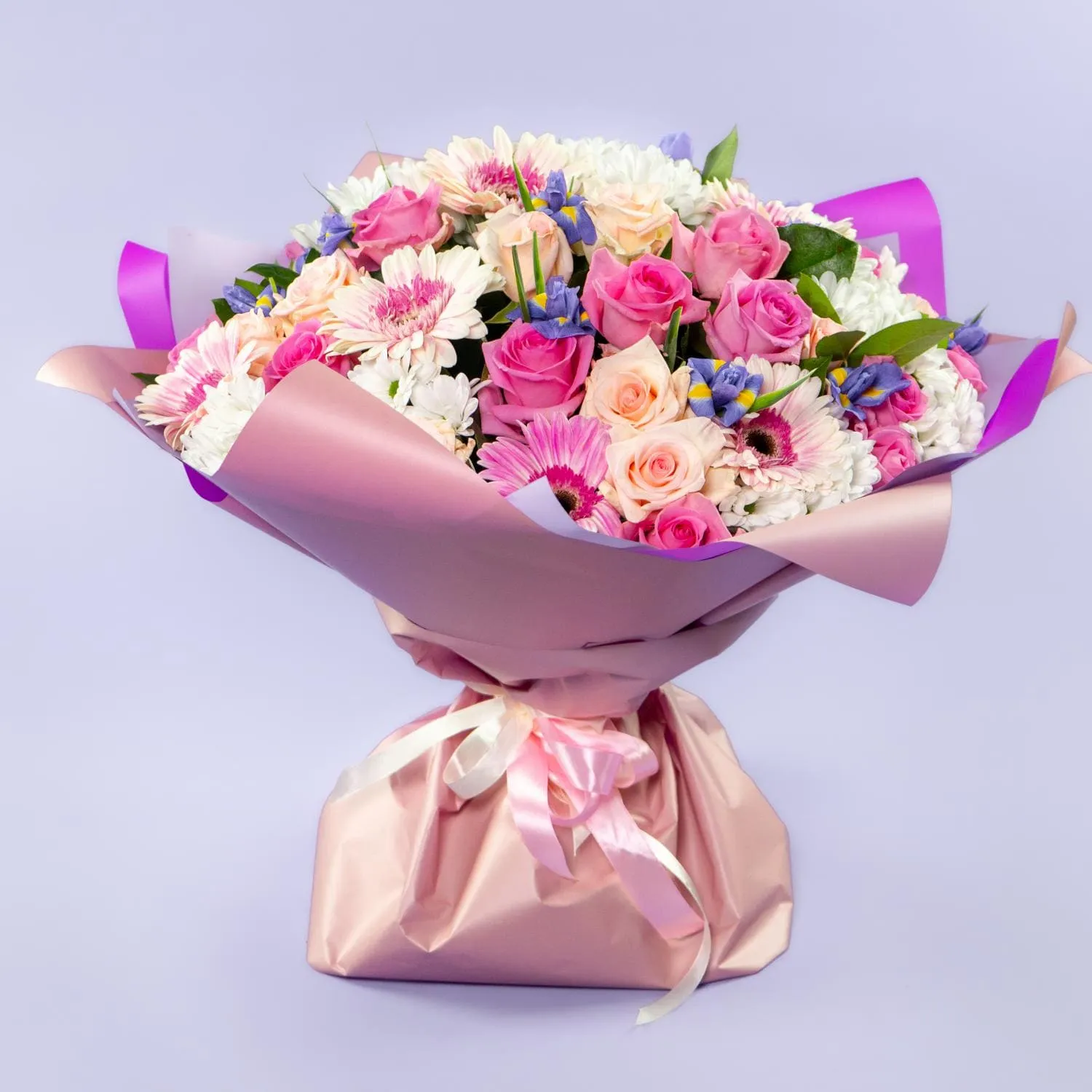 Букет из ирисов, гербер микс и роз микс