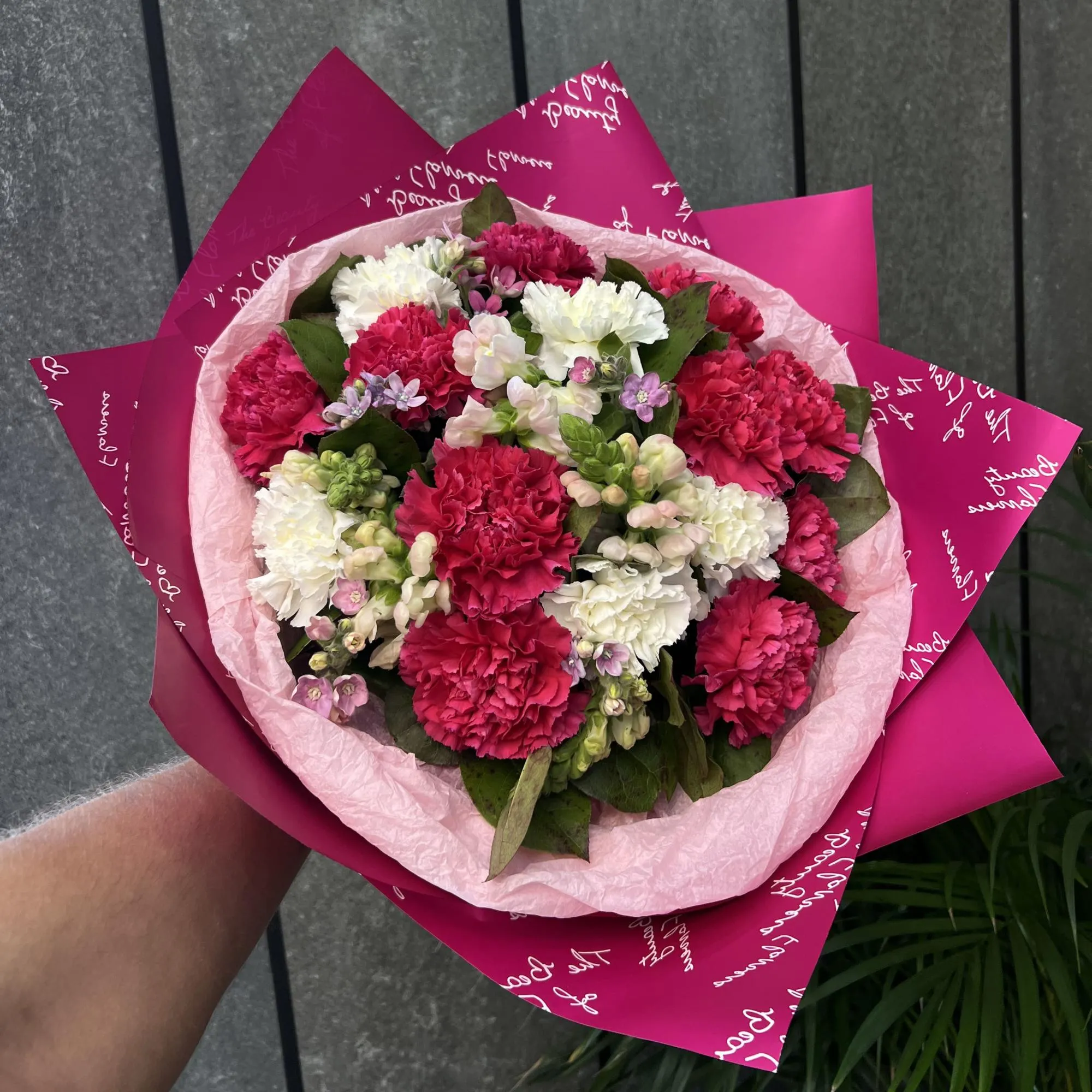 Букет из гвоздик, и антиринум