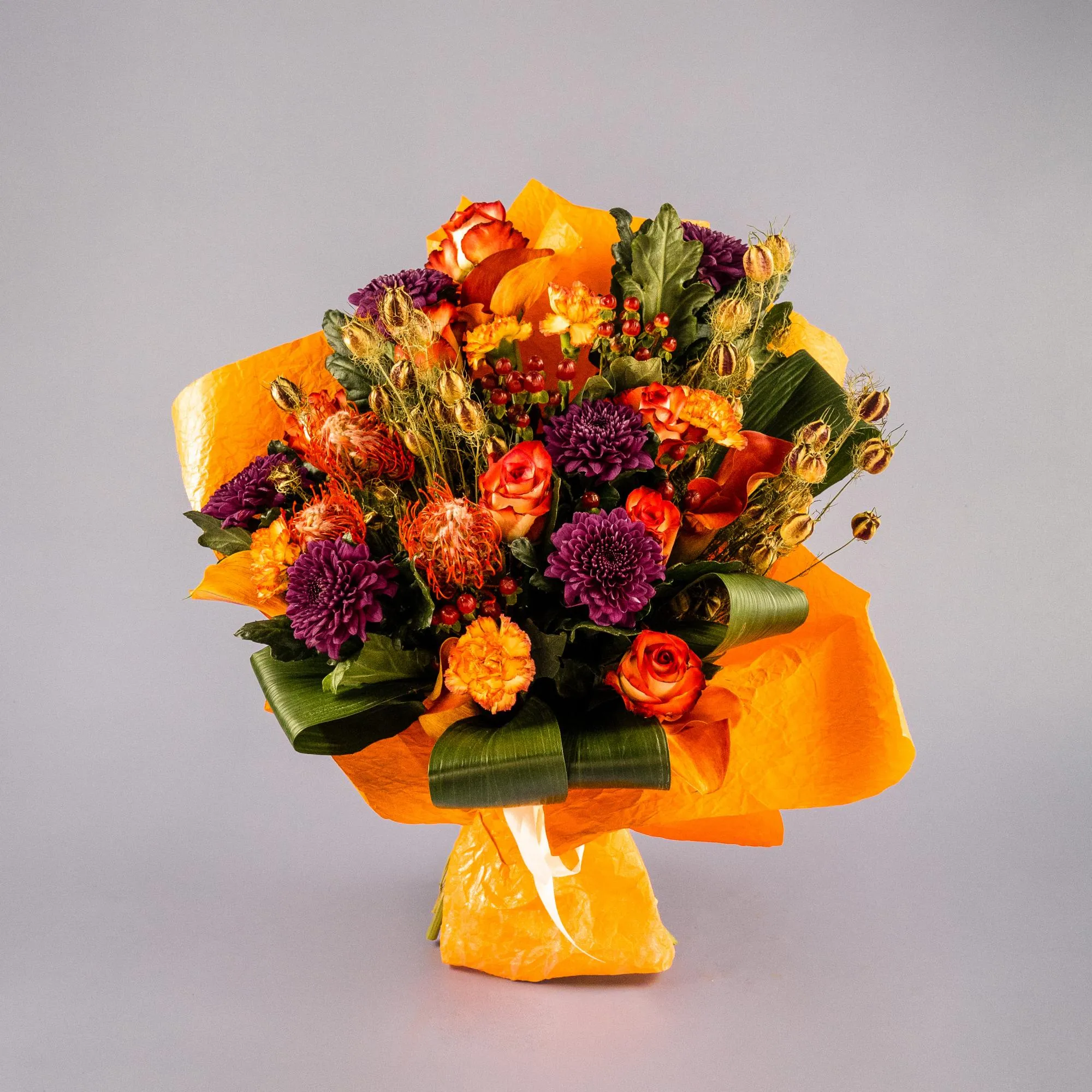 Розы, хризантемы и гвоздики в коробке