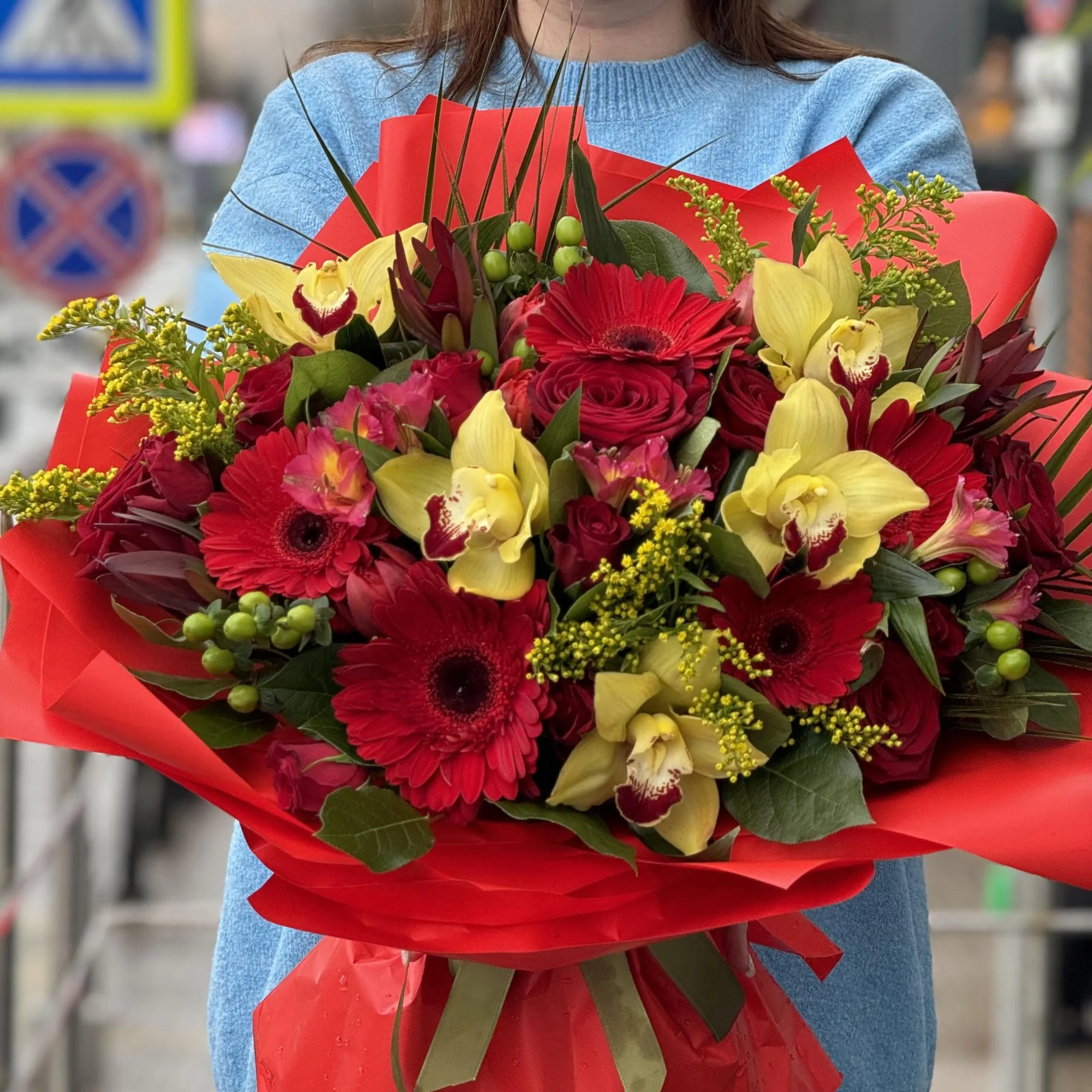 Огромный букет из аспидистра, роз и гербер