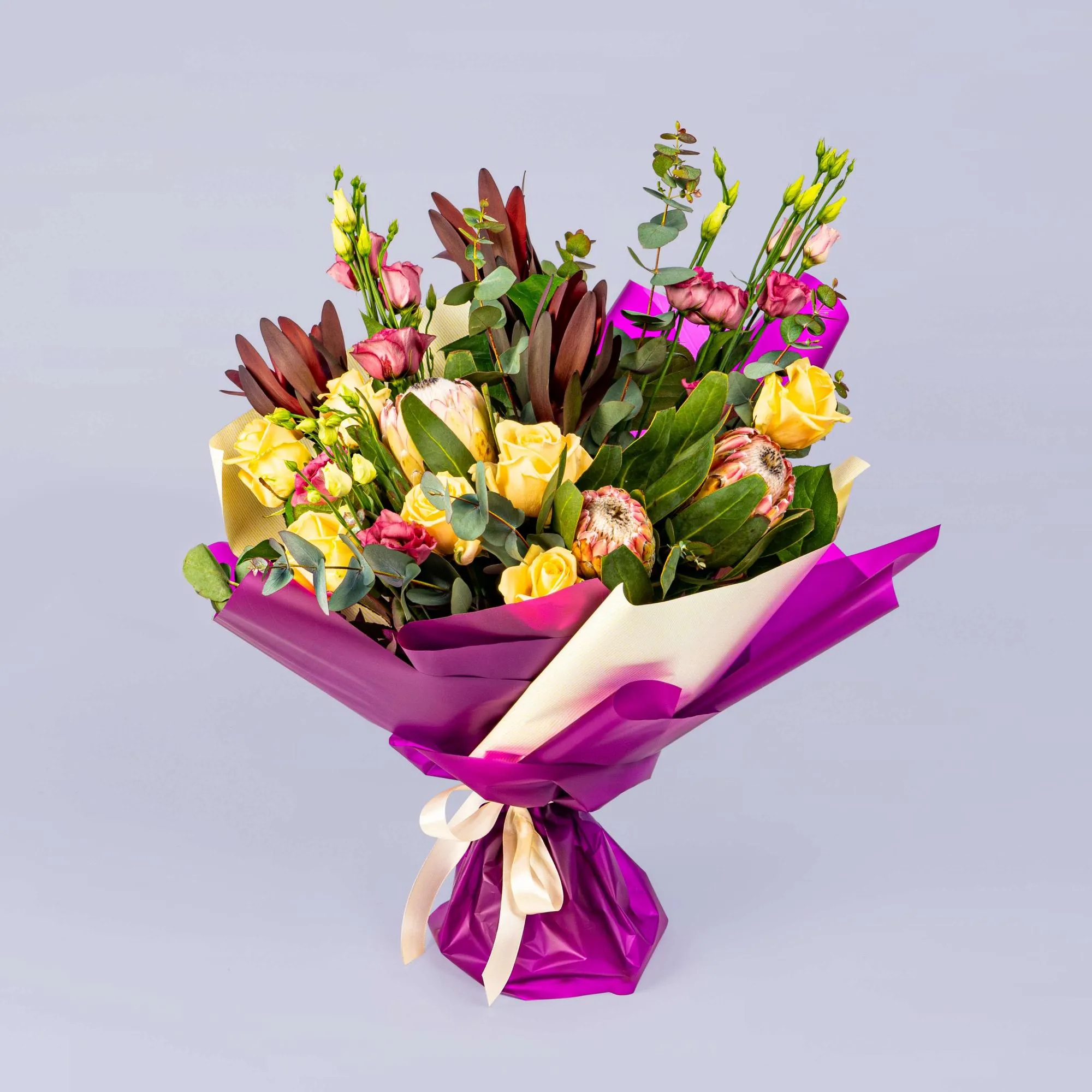 Букет из 7 роз и протеи