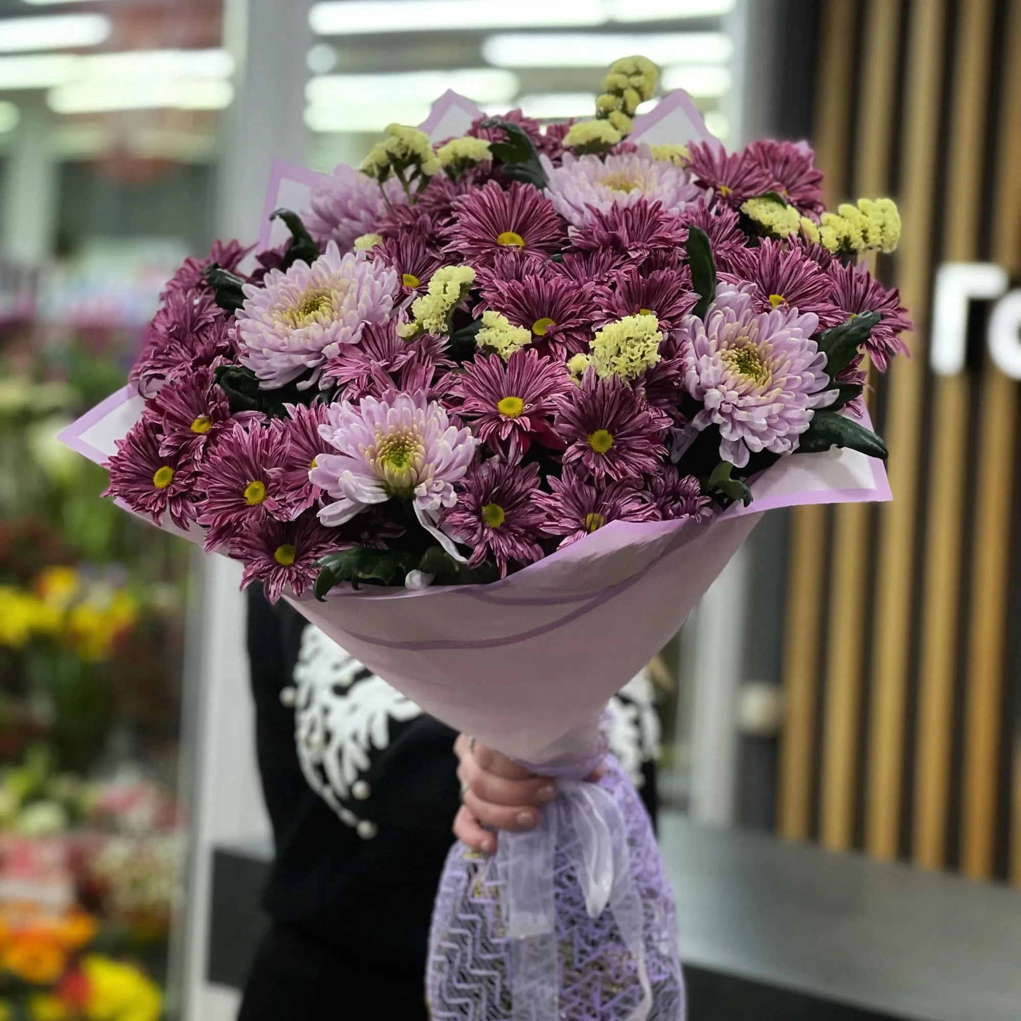 Букет из хризантем и статиц