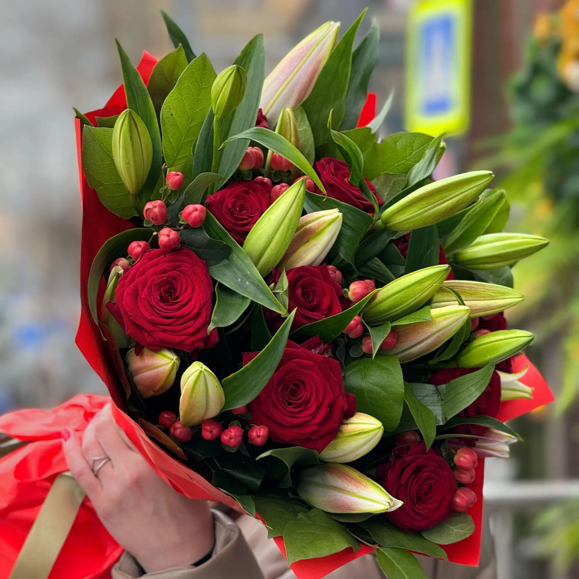 Огромный букет из роз и лилий