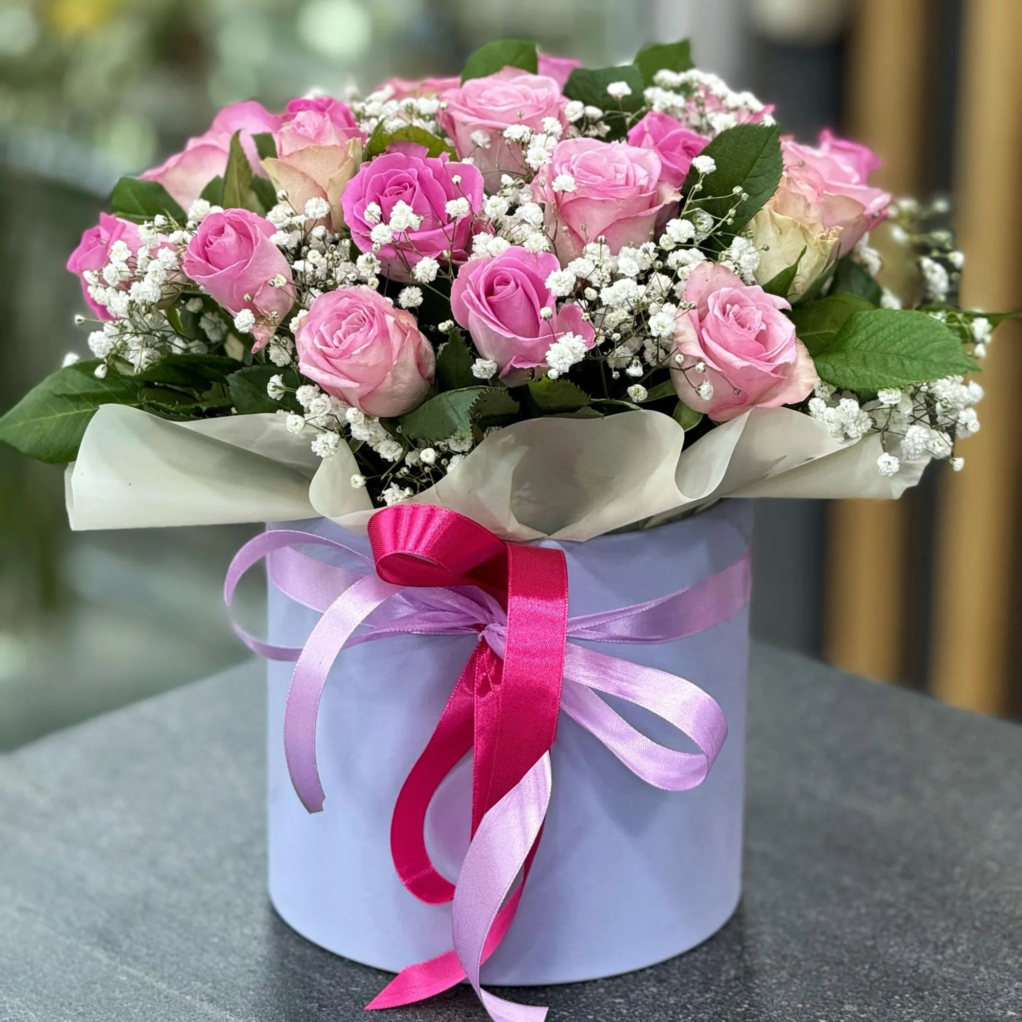 Розы и гипсофил в коробке