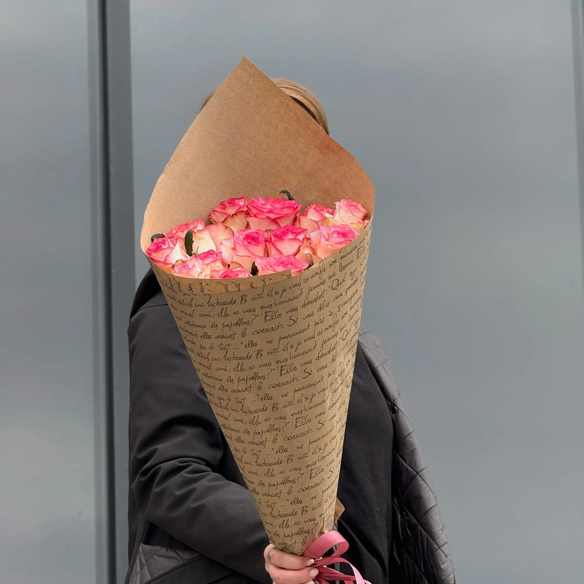 Букет из 13 розово-белых роз (70 см)