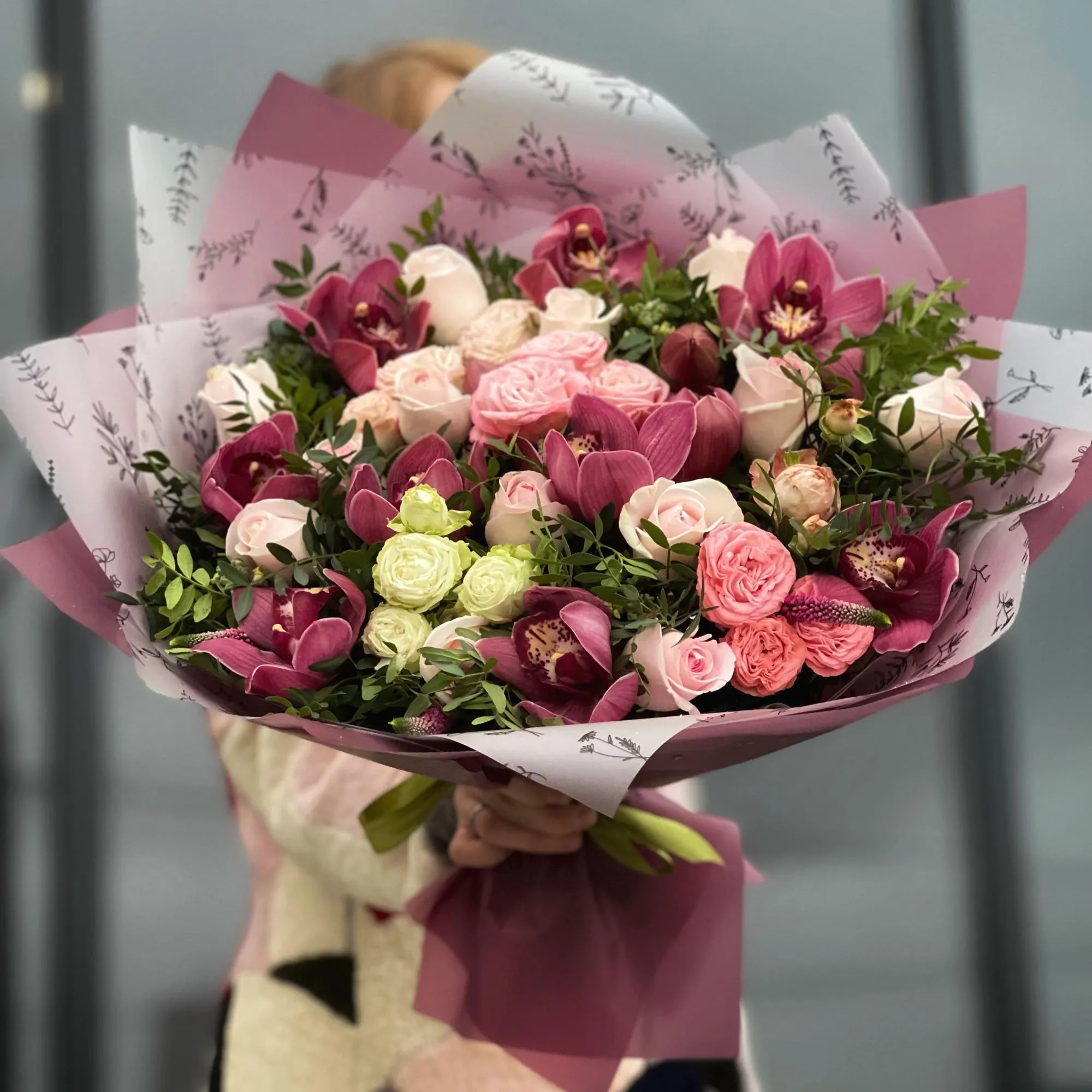 Букет из роз и матиолл