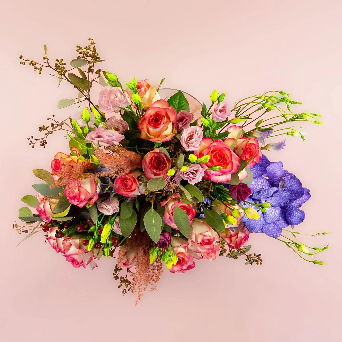 Розы и орхидея в вазе