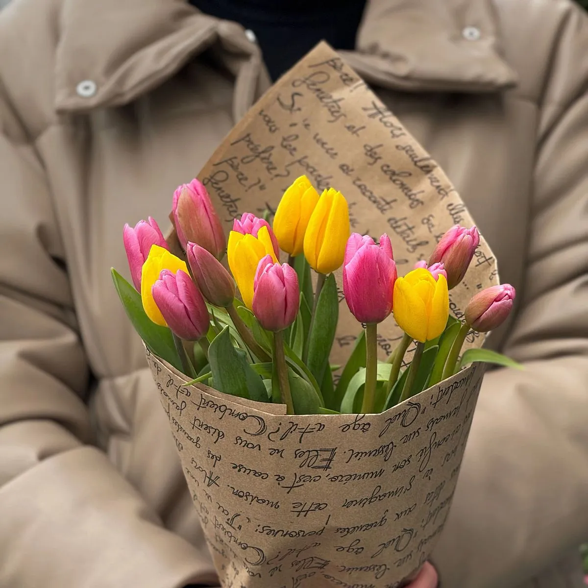 Букет из 15 микс тюльпанов