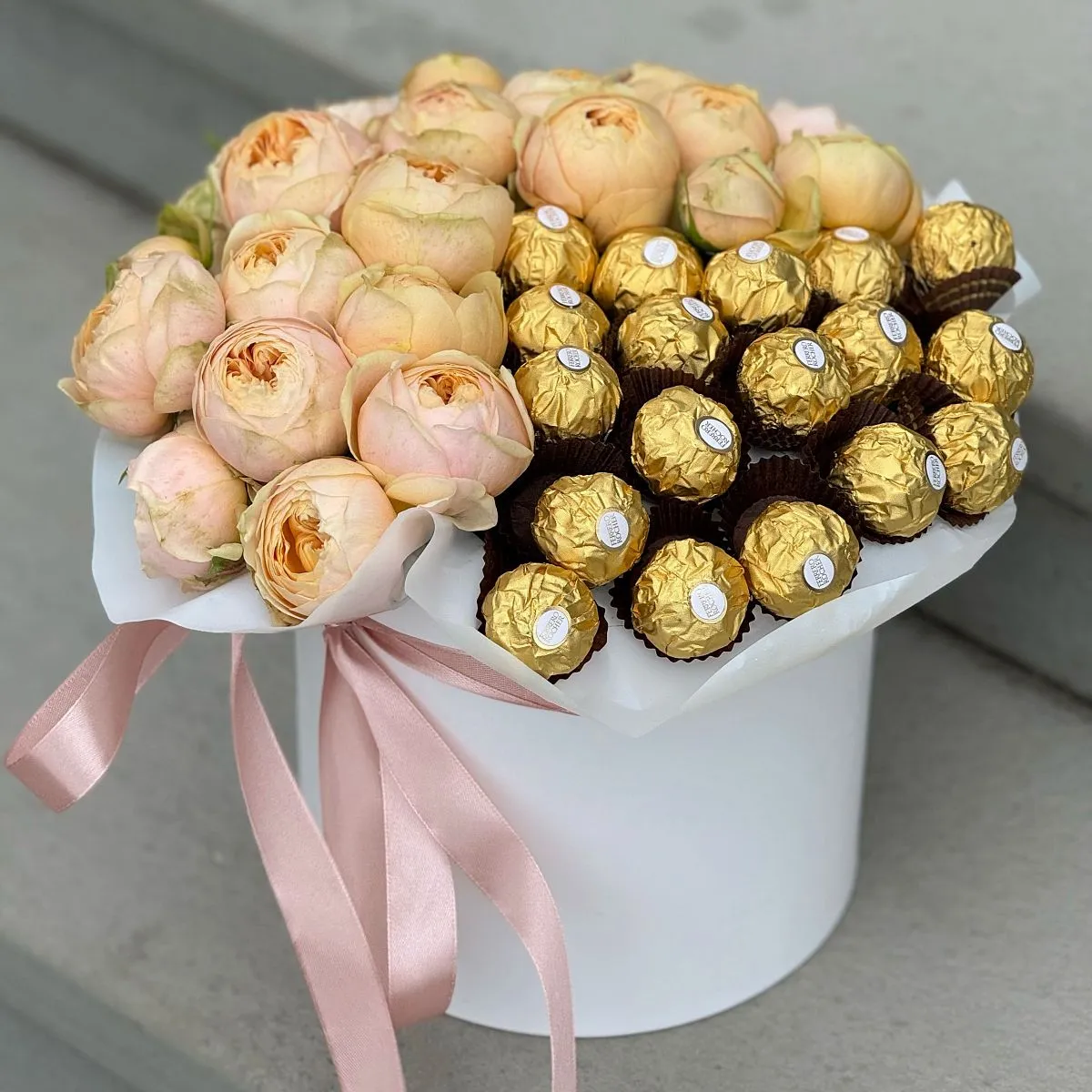 Розы и конфеты фереро в коробке