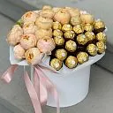 Розы и конфеты фереро в коробке