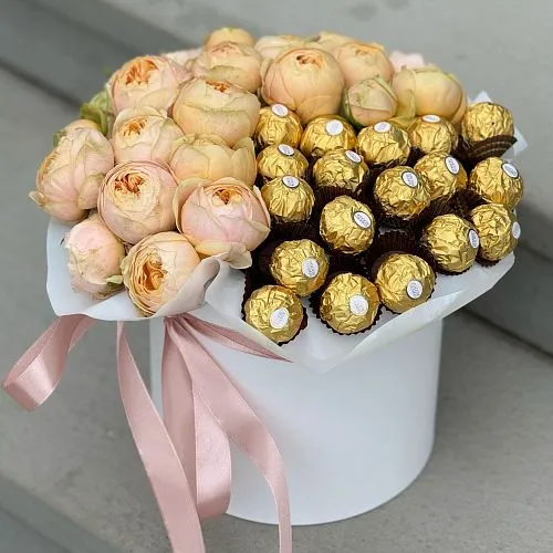 Розы и конфеты фереро в коробке