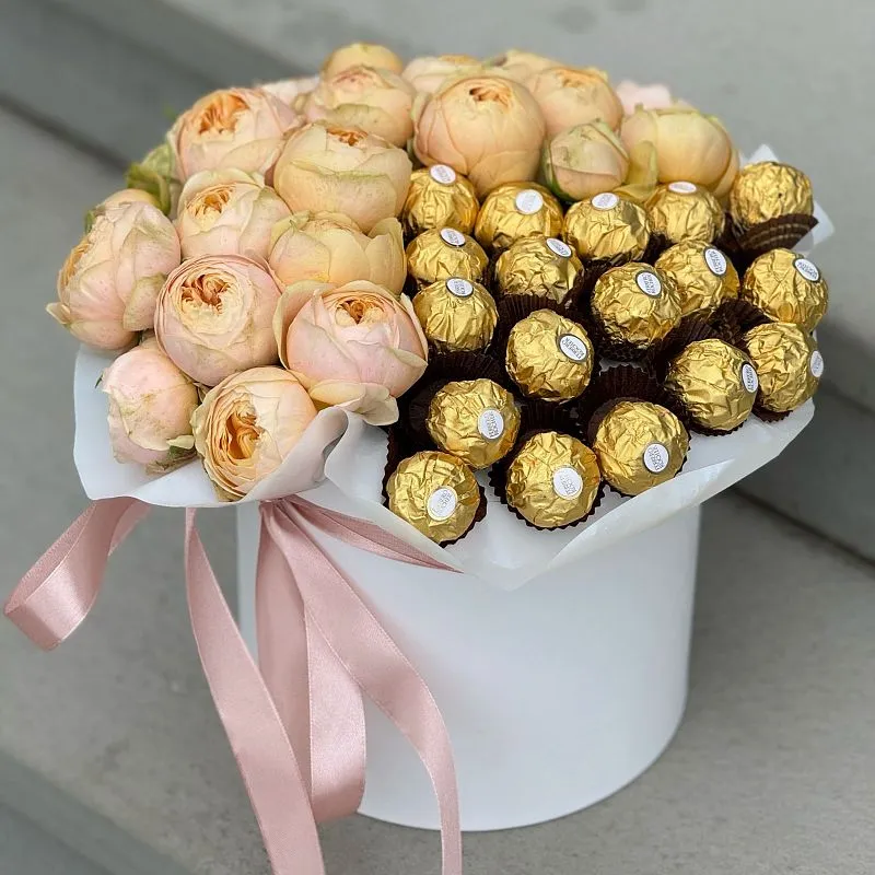 Розы и конфеты фереро в коробке