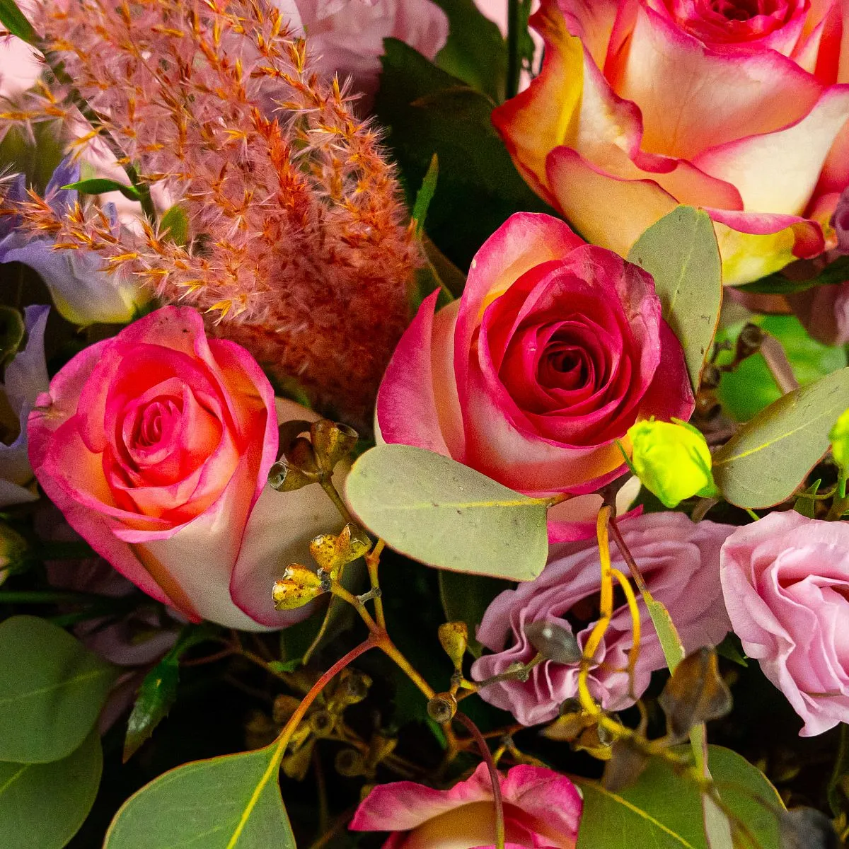 Розы и орхидея в вазе