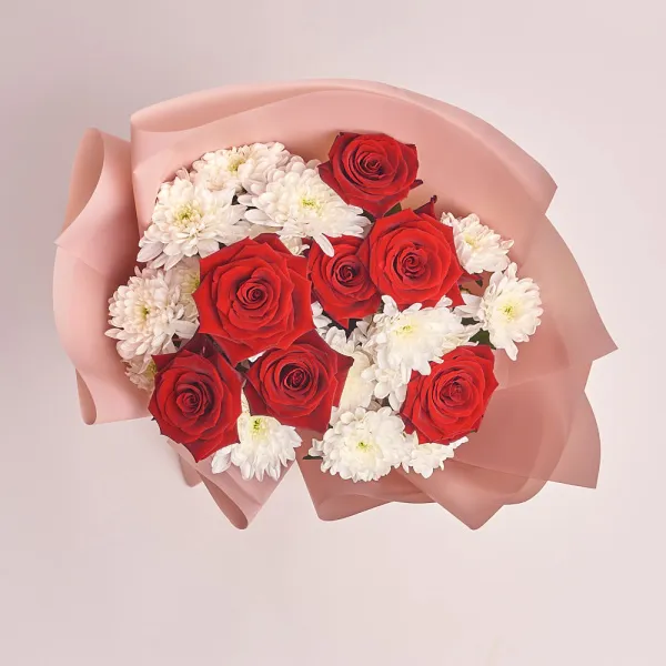 Букет из хризантем и красных роз (60 см)