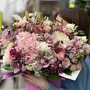 Розы, хризантемы и гвоздики в коробке «Розовый шелест»