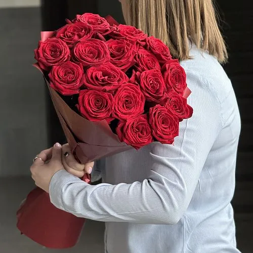 Букет из 17 красных роз (50 см)