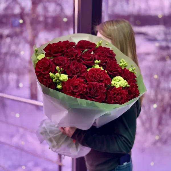 Букет из роз и эустом огромный