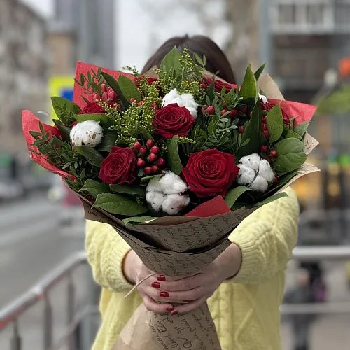 Букет из гиперикума, роз и аспидистра