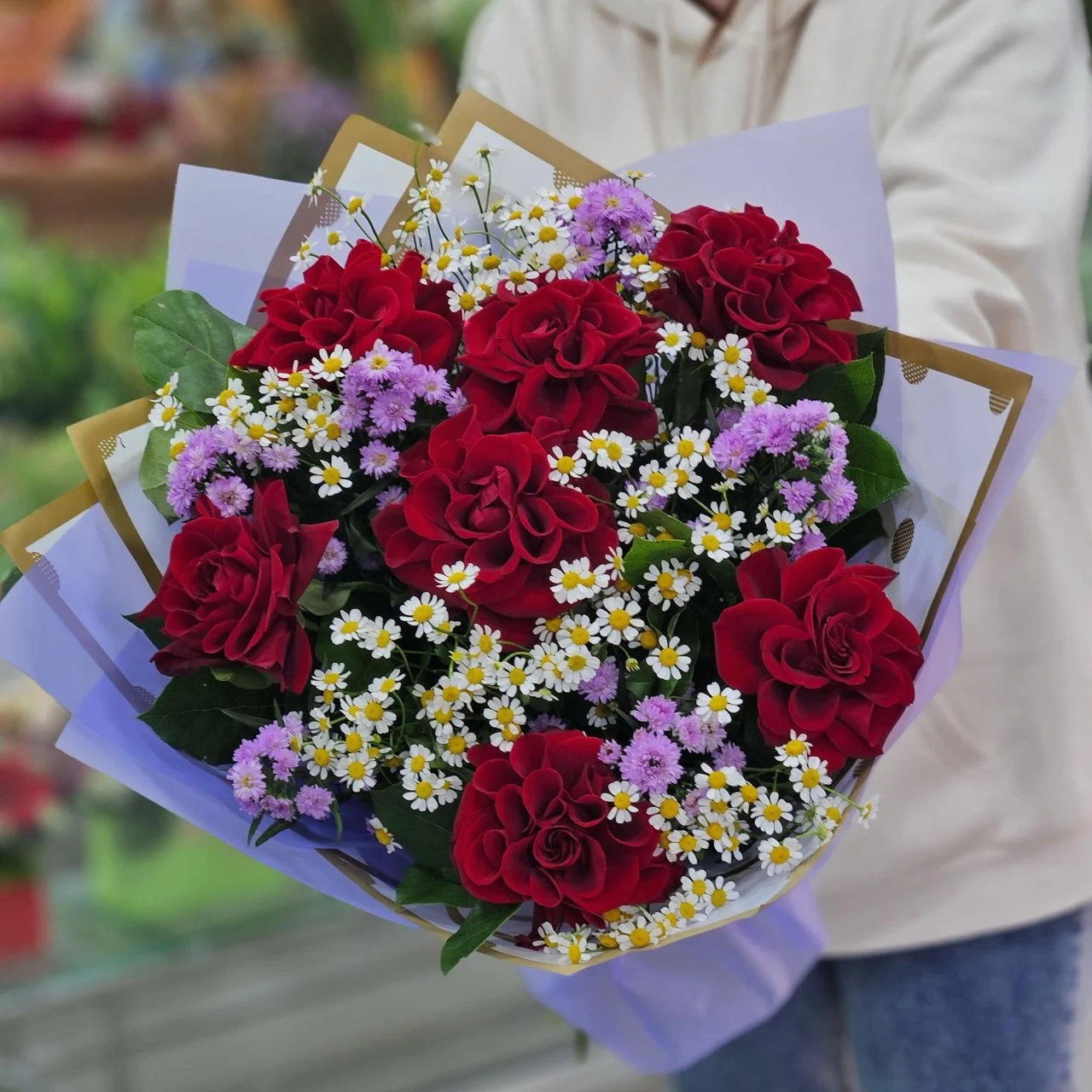Огромный букет из роз и астер «Бархатный сад»