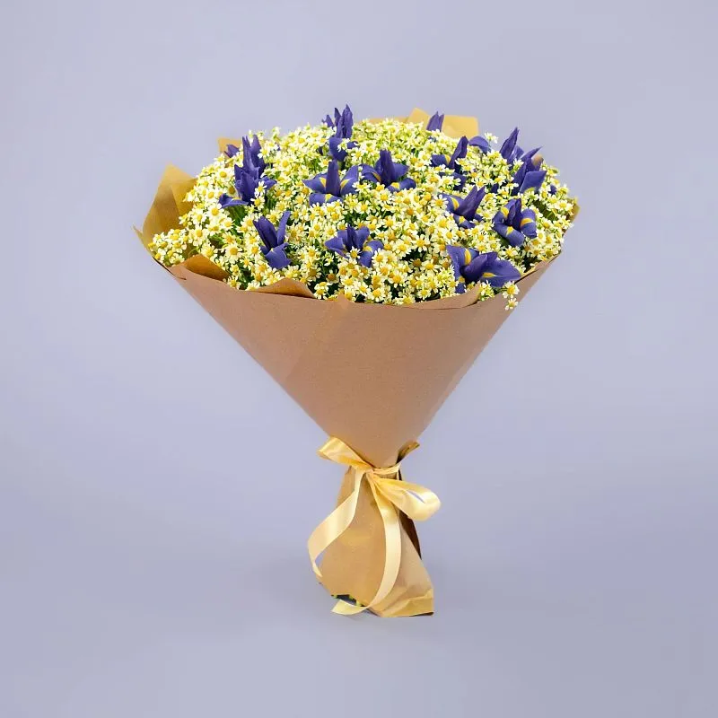 Букет из ирисов и ромашек