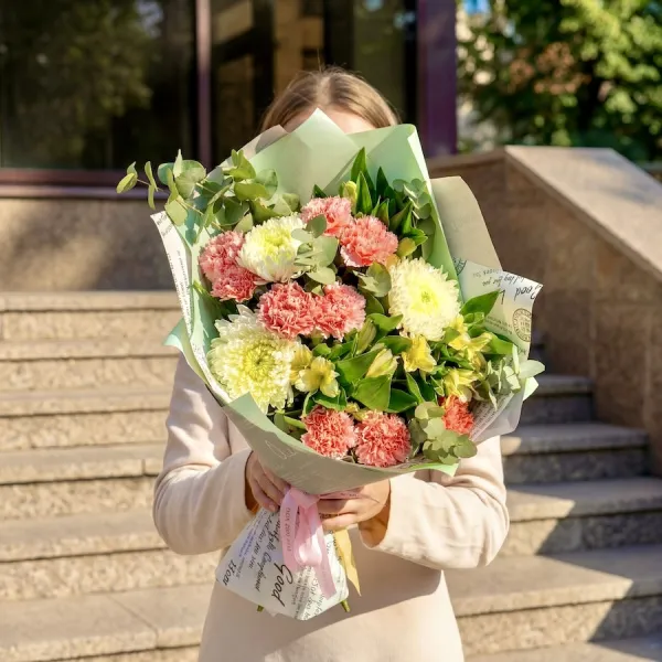 Букет из гвоздик и хризантем