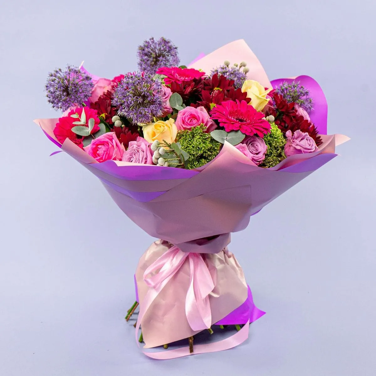 Букет из роз, хризантем и розовых гербер