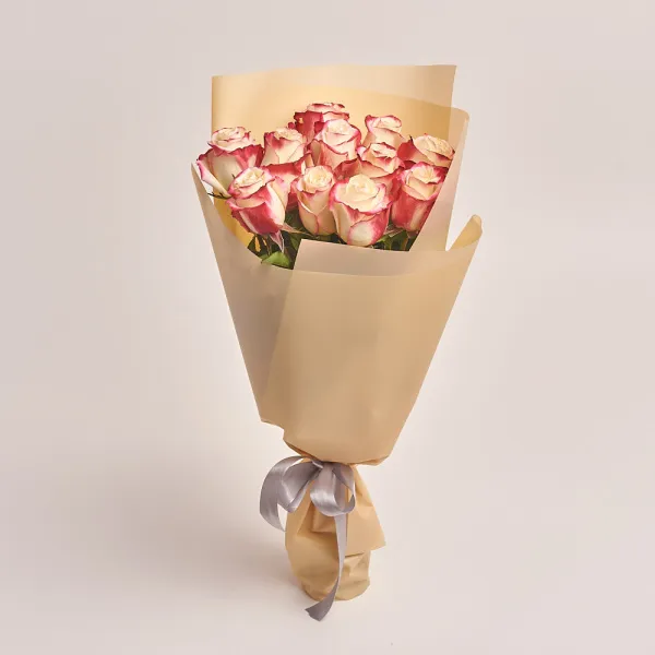 11 бело-розовых роз (60 см)