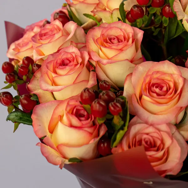 Букет из 31 бело-розовой розы