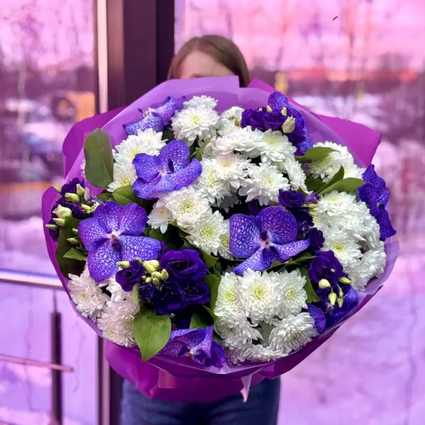 Букет орхидей ванда, эустом и хризантем