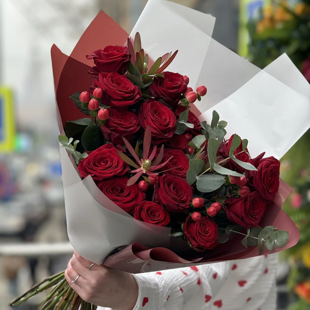 Огромный букет из сафари, роз и гиперикума