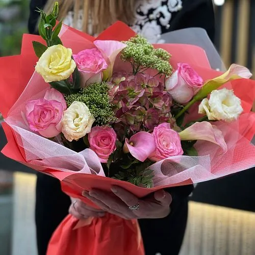 Букет из роз, эустом и каллы