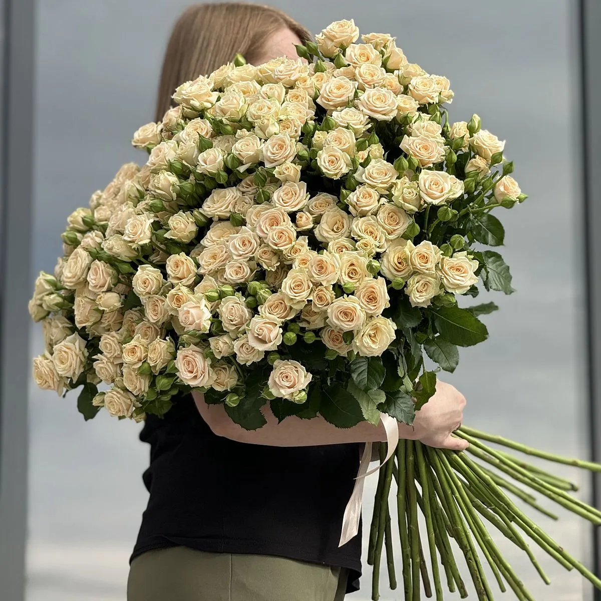 37 жёлтых кустовых роз (70 см)