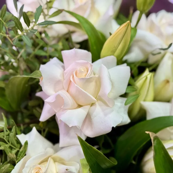 Букет из роз эквадор, альстромерий и лилий огромный