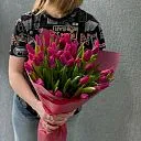 25 ярко-розовых тюльпанов