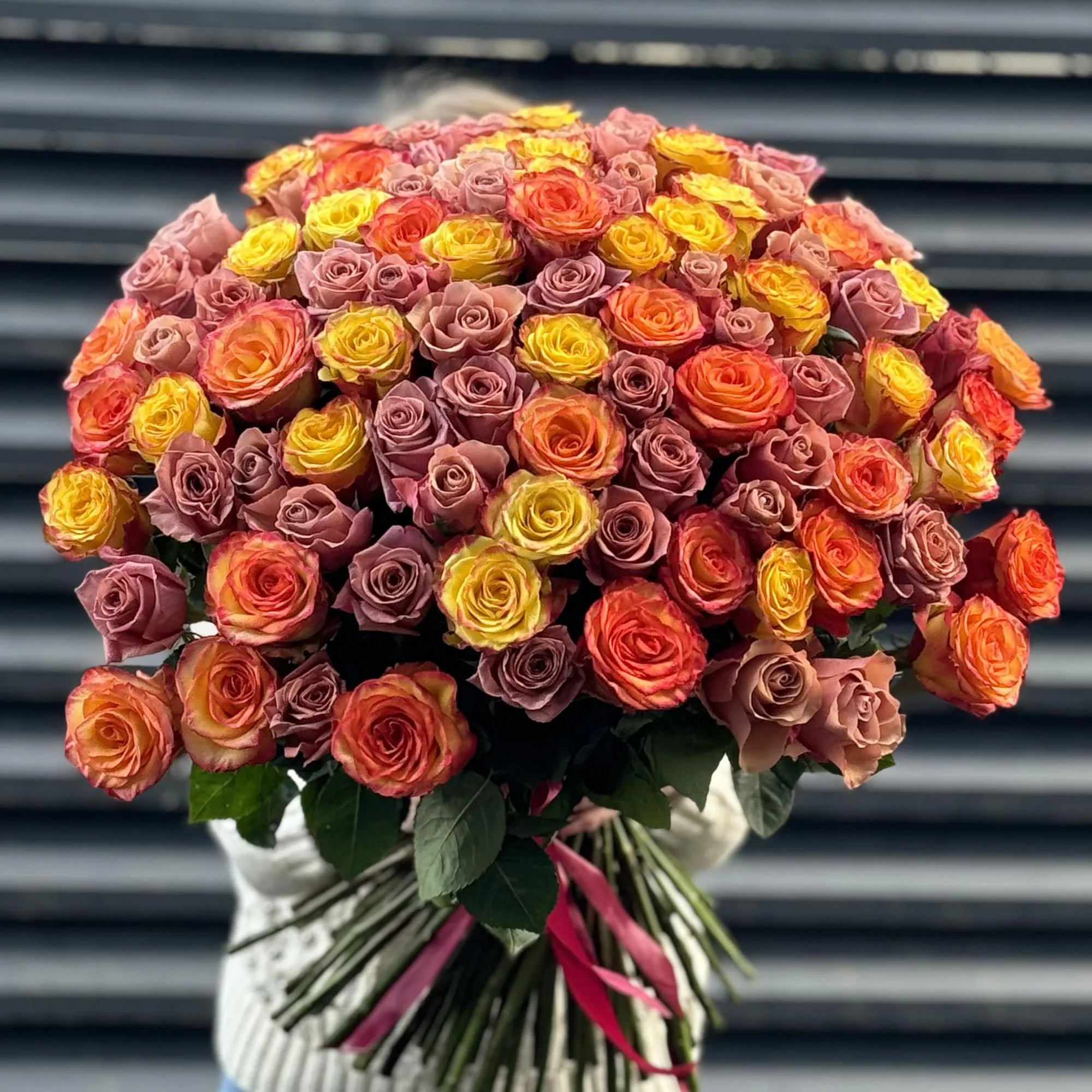 Букет 101 персиковый микс роз эквадор (70см)
