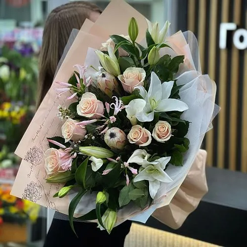 Букет из хамелициума, роз и каллы